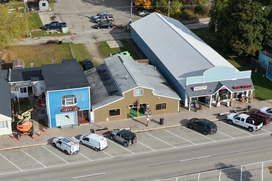 207 E Central Ave, Mackinaw City, MI à louer - Aérien - Image 2 de 14