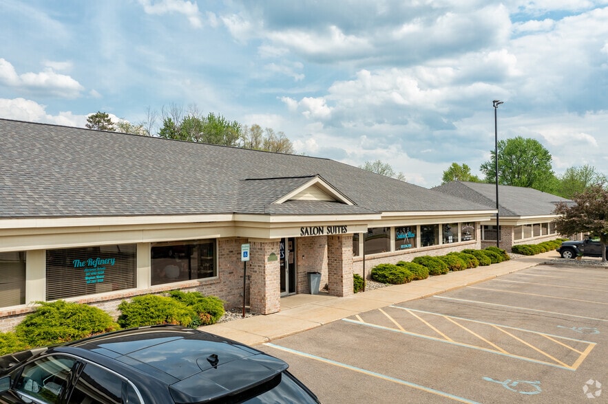 Crown Pointe Business Park portfolio of 5 properties for sale on LoopNet.ca - Primary Photo - Image 1 of 14