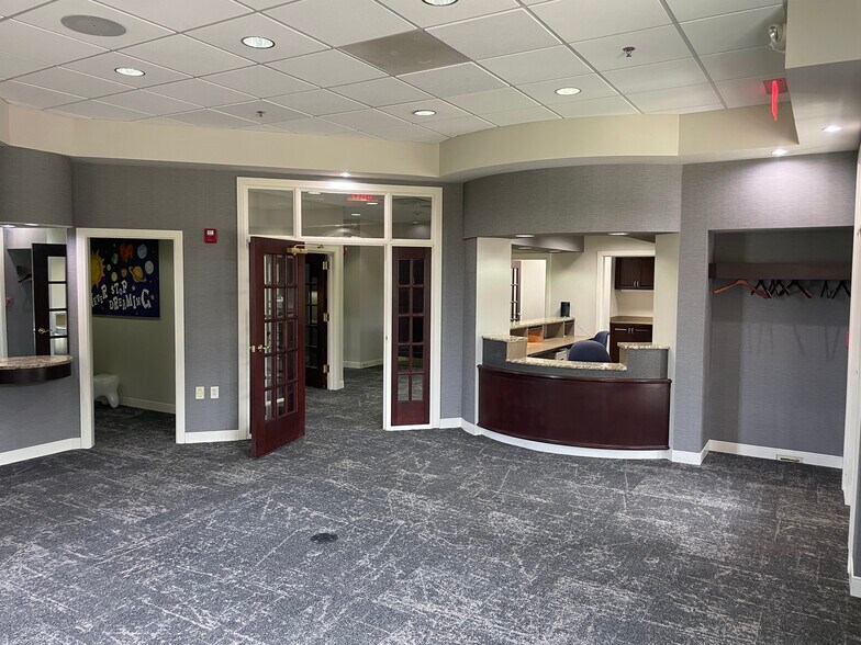 8501 Plum Dr, Urbandale, IA à vendre - Photo du bâtiment - Image 3 de 17