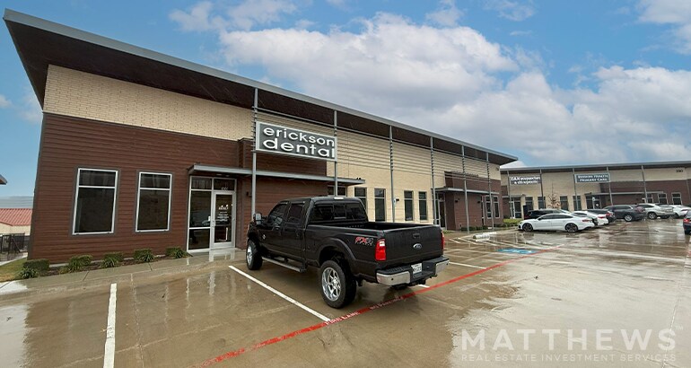 230 N O'Connor Ridge Blvd, Irving, TX à louer - Photo du bâtiment - Image 2 de 4