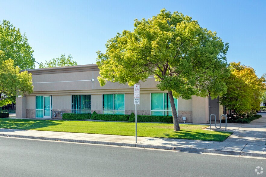 7675 N Ingram Ave, Fresno, CA à louer - Photo du bâtiment - Image 3 de 4