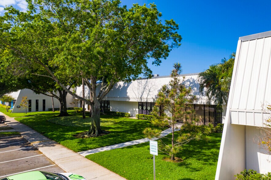 9412-9424 International Ct N, Saint Petersburg, FL à louer - Photo du bâtiment - Image 2 de 24