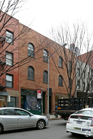 221 E 59th St, New York, NY à louer - Photo du bâtiment - Image 3 de 4