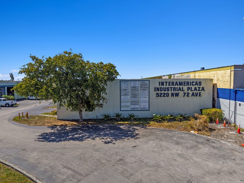5220 NW 72nd Ave, Miami, FL à louer - Photo du bâtiment - Image 2 de 5