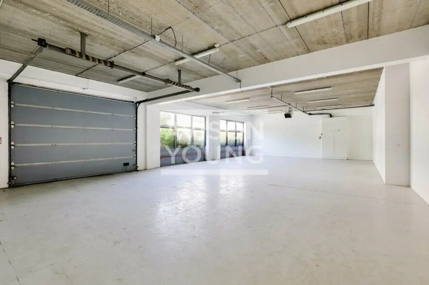 Flex in Roissy-en-France for lease - Interior Photo - Image 1 of 8