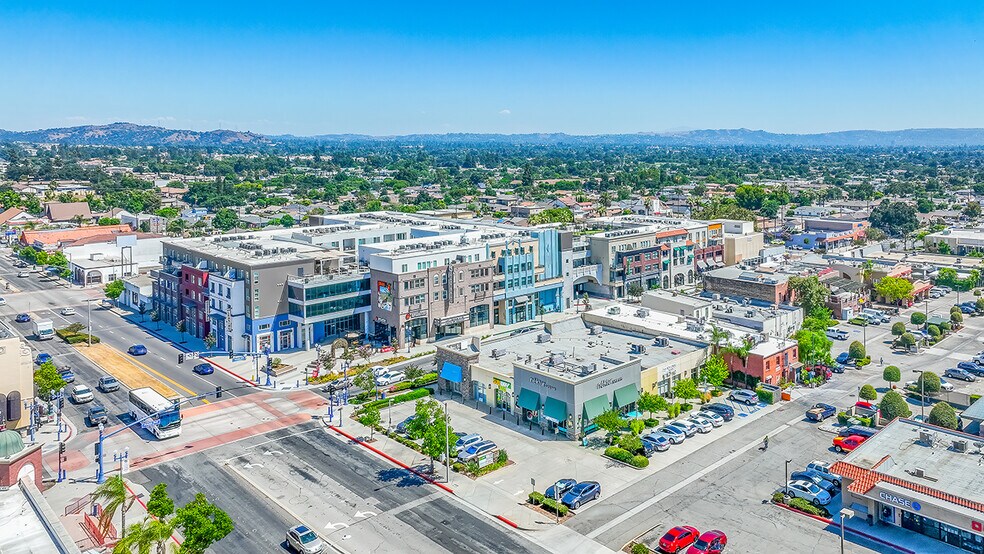 100-136 W Foothill Blvd, Azusa, CA à vendre - Photo du bâtiment - Image 2 de 15