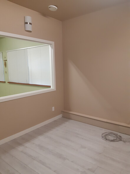 10 Esplanade Ave, Nanaimo, BC for lease - Interior Photo - Image 3 of 9