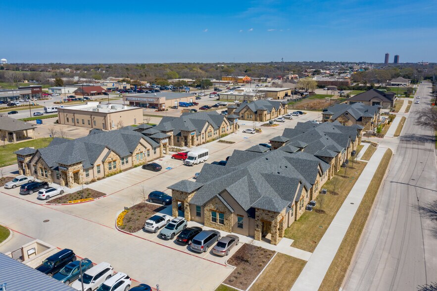 2214 Emery St, Denton, TX à louer - Photo du bâtiment - Image 3 de 4