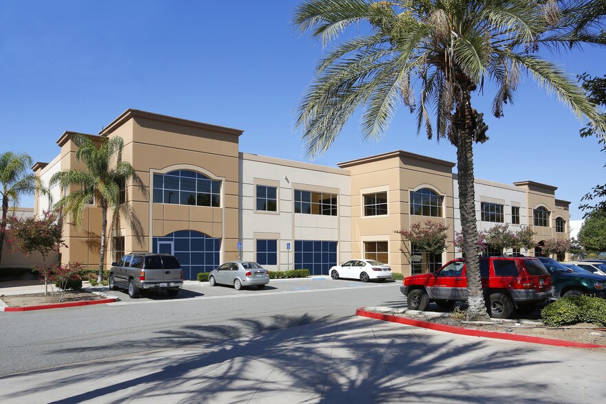 18421 Collier Ave, Lake Elsinore, CA à louer - Photo du bâtiment - Image 3 de 4