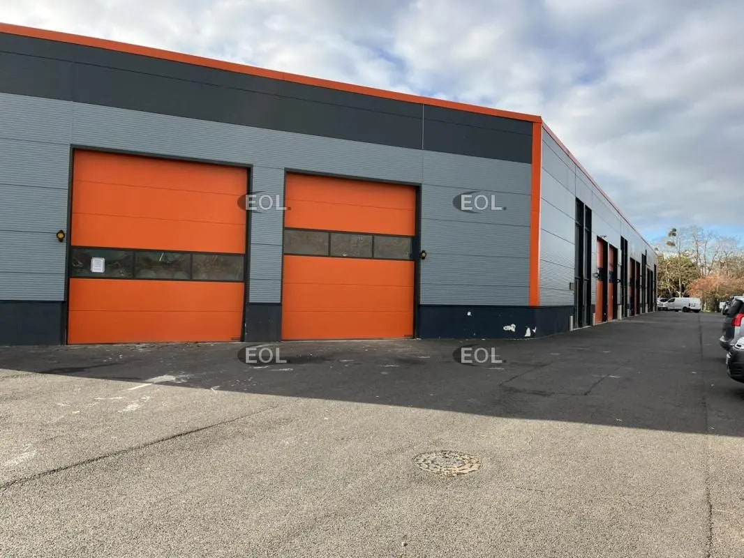 Flex in Éragny for lease Building Photo- Image 1 of 7