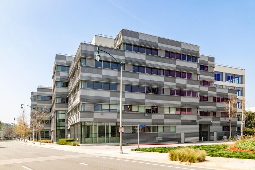 12121 Bluff Creek Dr, Playa Vista, CA à louer - Photo du bâtiment - Image 2 de 6