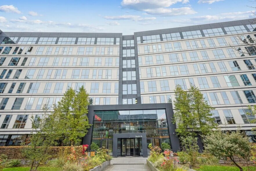 12/16 Rue Sarah Bernhardt, Asnières-sur-Seine for lease - Building Photo - Image 1 of 14