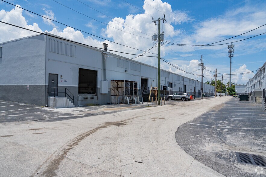 3600 NE 4th Ave, Oakland Park, FL à louer - Photo du bâtiment - Image 3 de 15