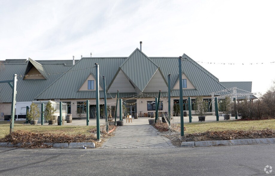 35 Corporate Dr, Portsmouth, NH for sale - Building Photo - Image 2 of 8