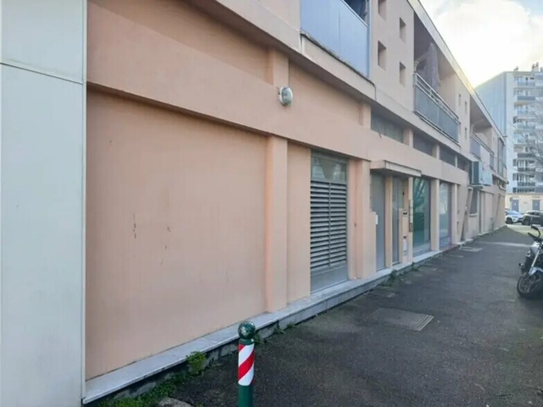 Office in Sainte-Foy-lès-Lyon for lease - Building Photo - Image 2 of 10