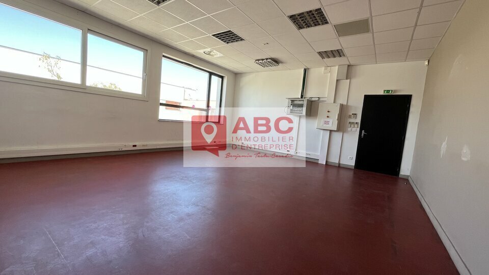 Flex in Vendargues for lease - Interior Photo - Image 2 of 5