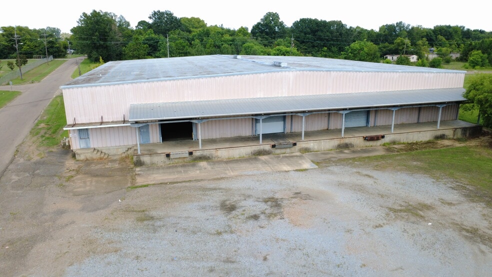556 Matthews Dr, Canton, MS for lease - Building Photo - Image 2 of 8