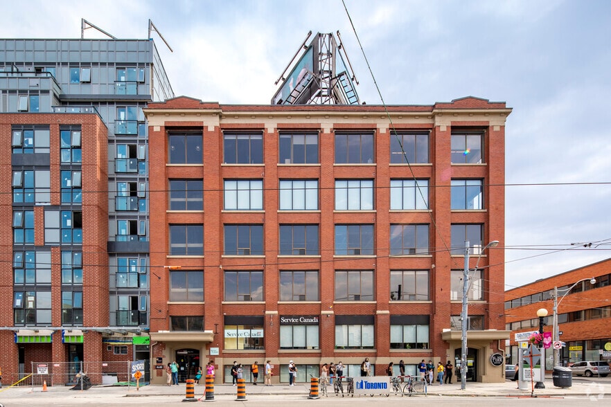 559-563 College St, Toronto, ON for lease - Building Photo - Image 2 of 5