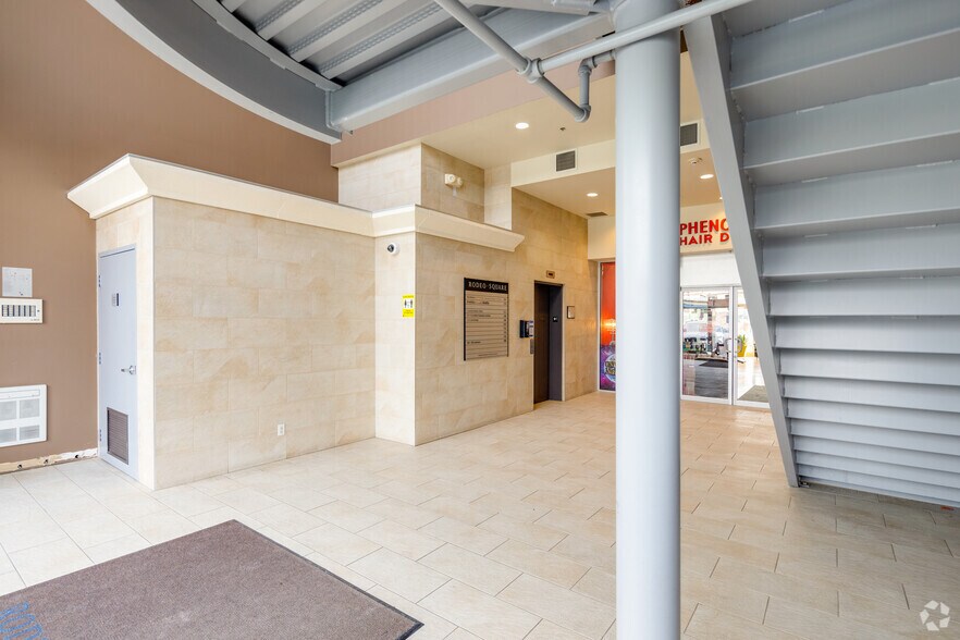 5620 152nd St, Surrey, BC à louer - Hall d’entrée - Image 2 de 10