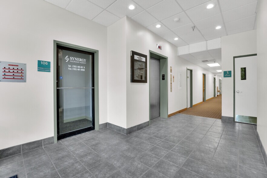 209 Elden St, Herndon, VA à louer - Photo du bâtiment - Image 3 de 8