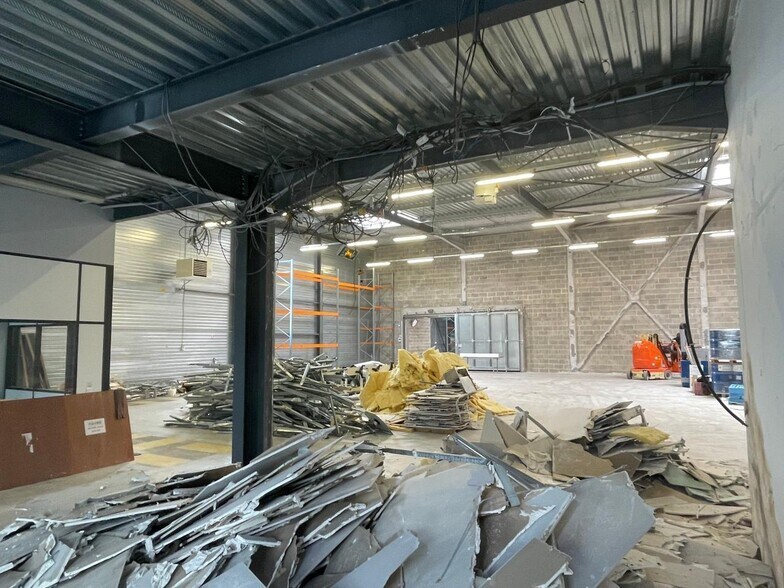 Flex in Taverny for lease - Interior Photo - Image 3 of 9