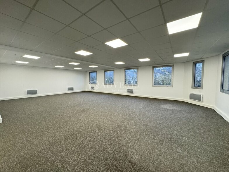 Office in Tremblay-en-France for lease - Interior Photo - Image 2 of 7