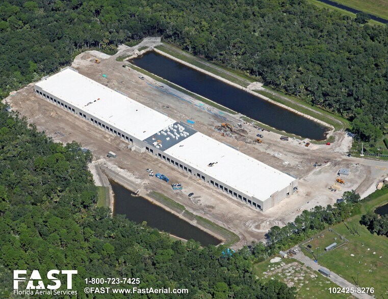 302 Parktowne Blvd, Edgewater, FL à louer - Photo du bâtiment - Image 3 de 6