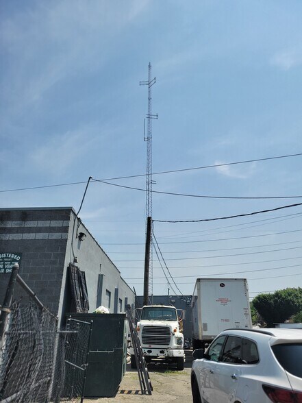 114 Railroad St, Huntington Station, NY à louer - Photo du bâtiment - Image 2 de 4