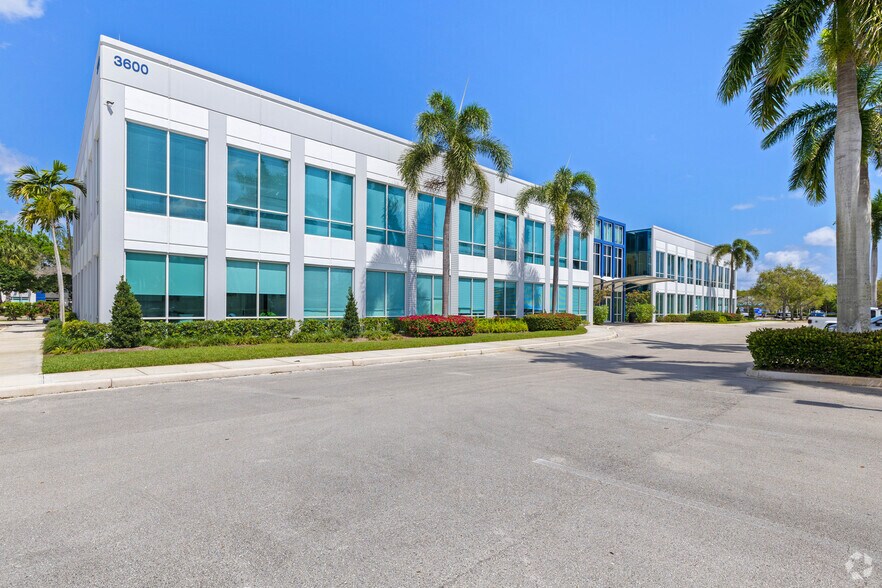 3998 FAU Blvd, Boca Raton, FL à louer - Photo du bâtiment - Image 2 de 20