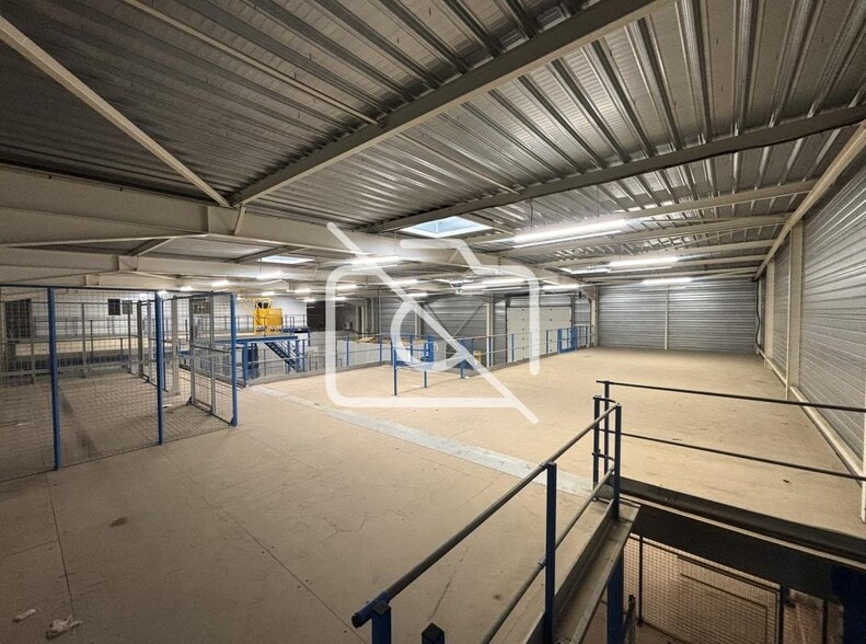 Industrial in Coignières for lease - Interior Photo - Image 2 of 16