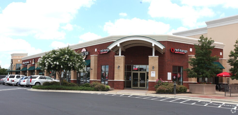 5836 Samet Dr, High Point, NC à louer - Photo du bâtiment - Image 2 de 4