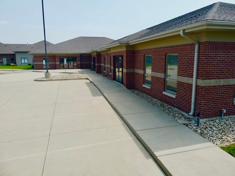 1602 Tullamore Ave, Bloomington, IL for sale - Building Photo - Image 3 of 13