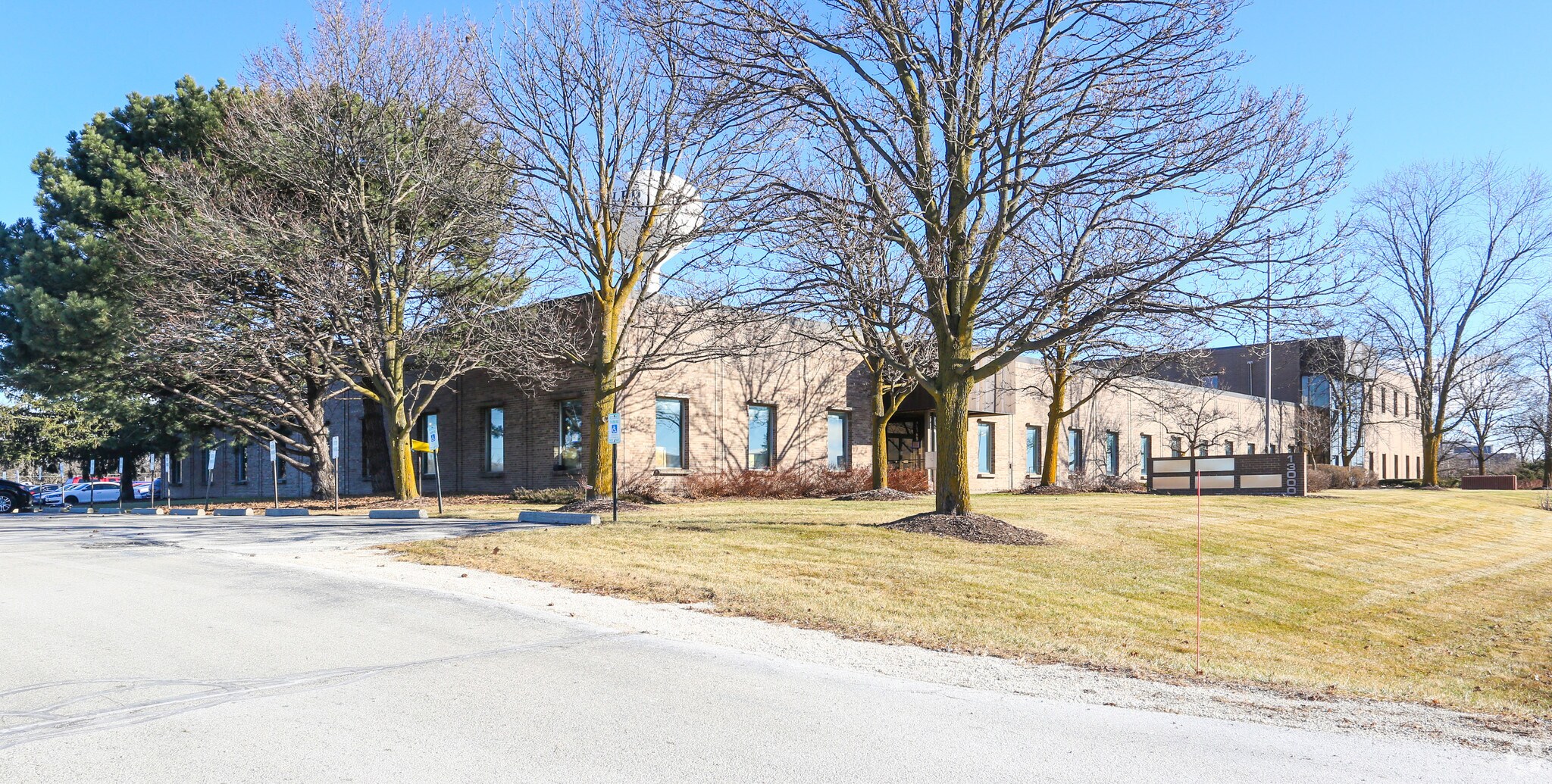13000 W Silver Spring Rd, Butler, WI à louer Photo du bâtiment- Image 1 de 9