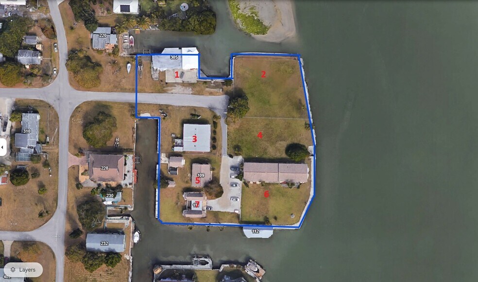 301-305 Pear Tree Ave & 107, 108, 109, 110, 111 East Ct., Goodland, FL à vendre - Photo du bâtiment - Image 2 de 4