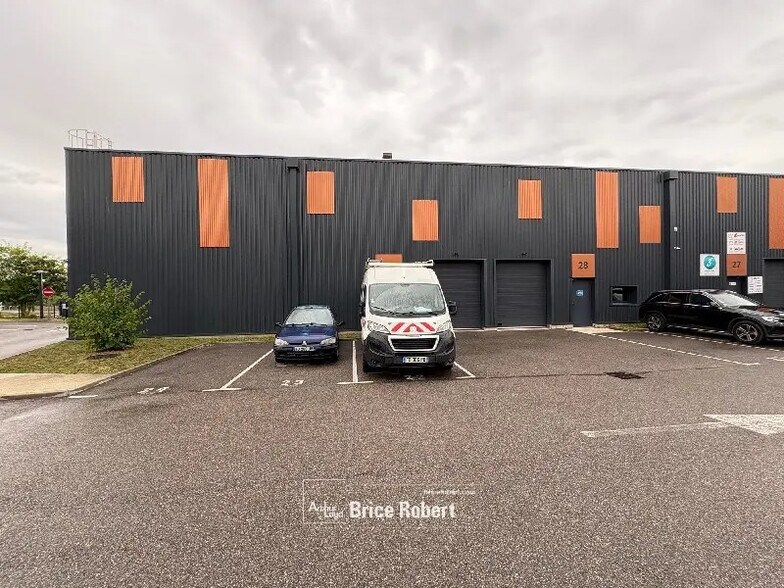 Local d'activités dans Vaulx-Milieu à vendre - Photo du bâtiment - Image 1 de 7