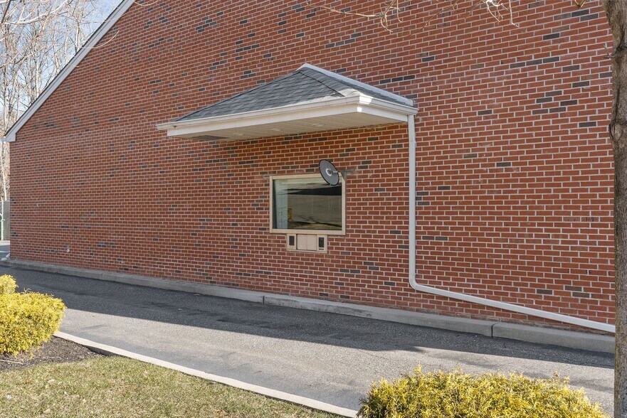 691 Route 25A, Miller Place, NY à louer - Photo du bâtiment - Image 3 de 19