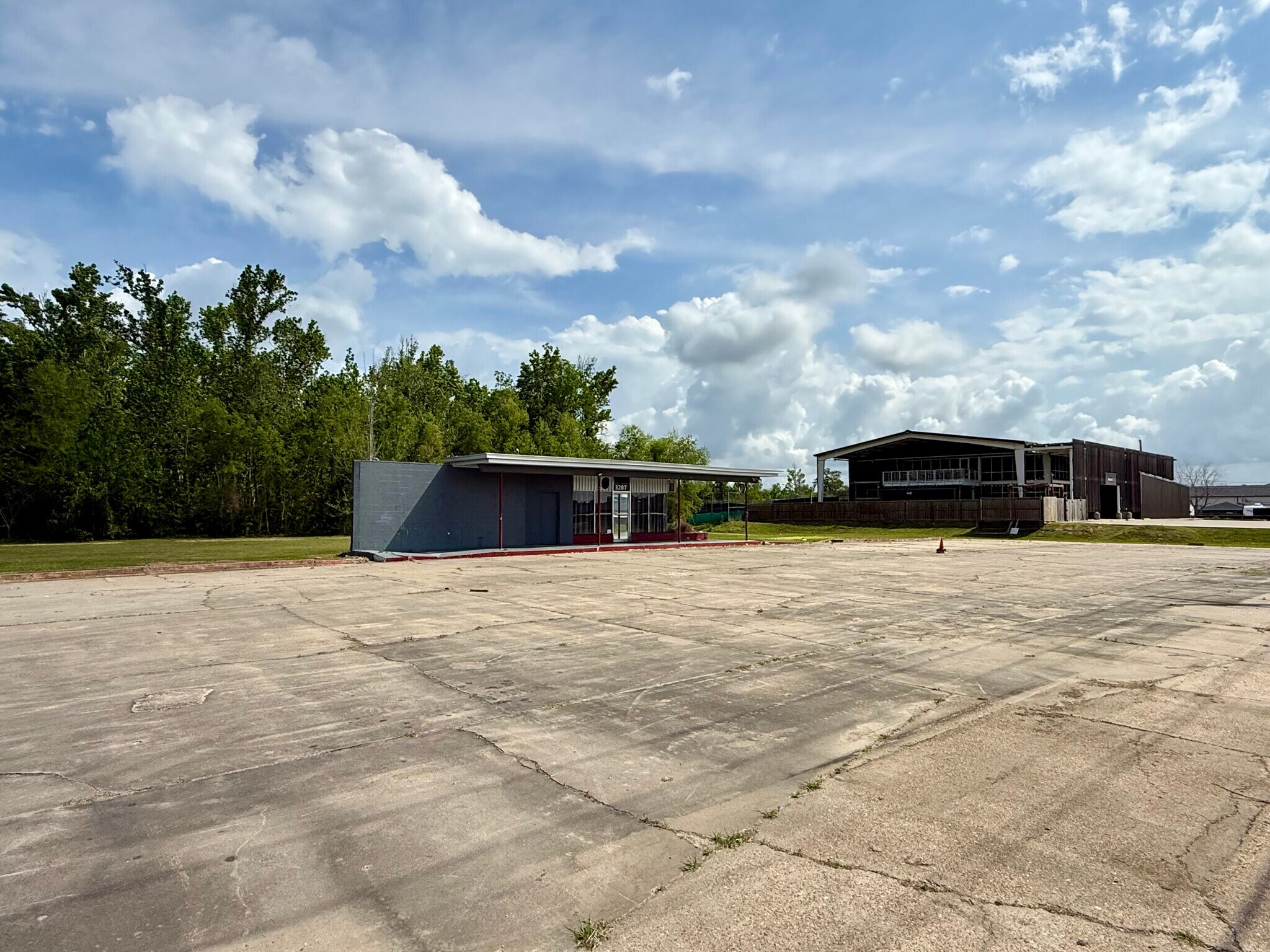 3207 Broad St, Lake Charles, LA for lease Primary Photo- Image 1 of 4