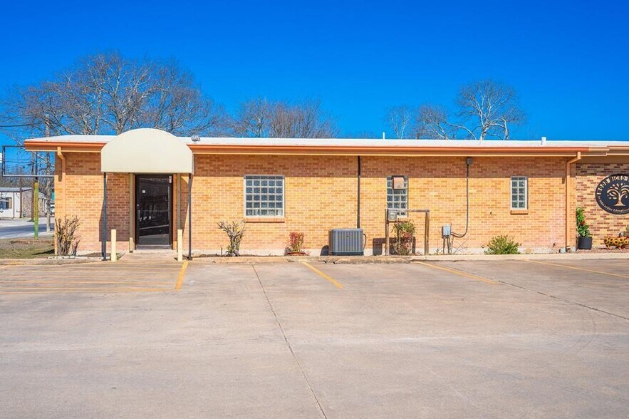 250 W Main St, Kerrville, TX for lease - Building Photo - Image 2 of 4