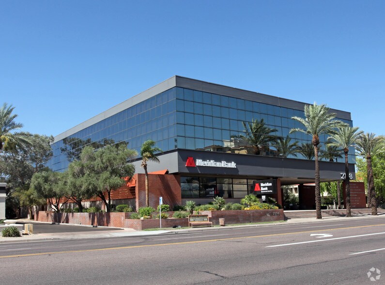 2198 E Camelback Rd, Phoenix, AZ à louer - Photo du bâtiment - Image 2 de 7