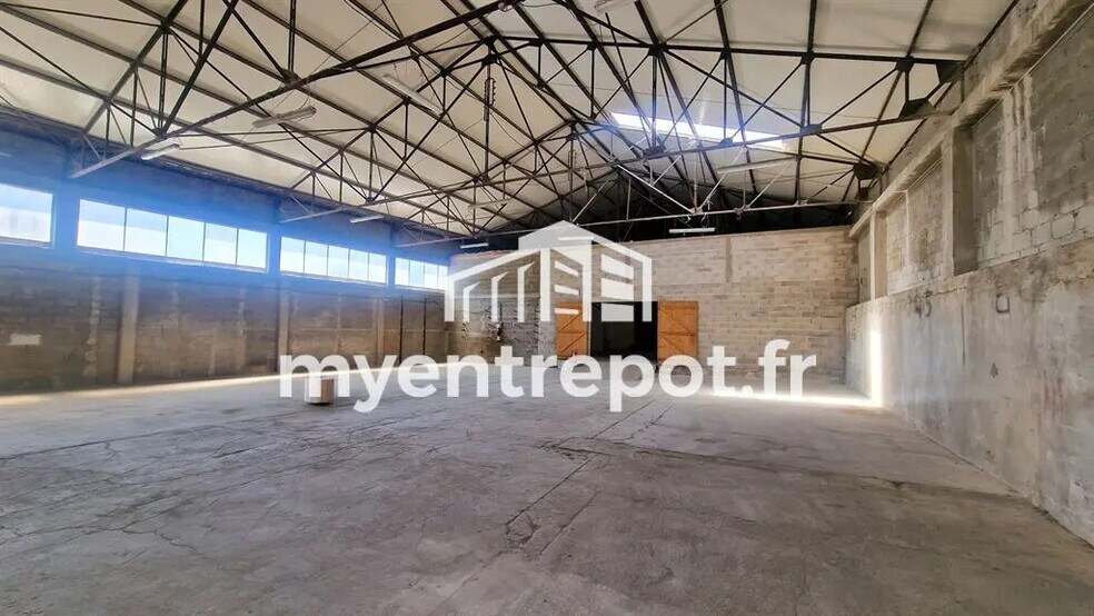 Flex in Gémenos for lease - Building Photo - Image 1 of 8