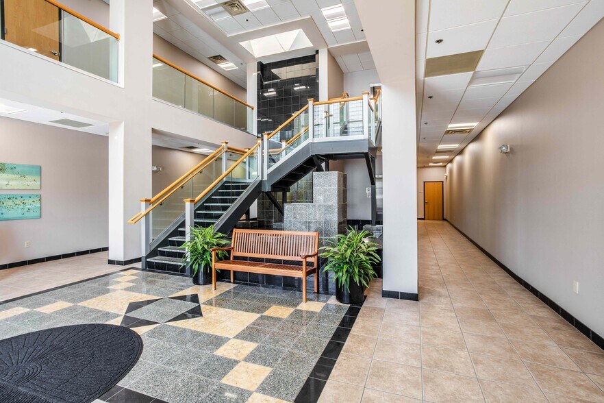 4760 Red Bank Expy, Cincinnati, OH à louer - Photo du bâtiment - Image 2 de 9