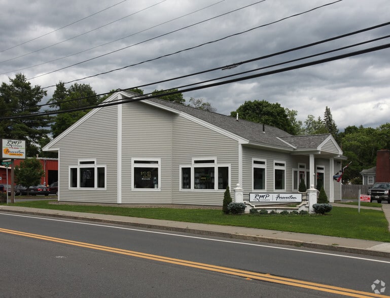 443-445 Bernardston Rd, Greenfield, MA for sale - Primary Photo - Image 1 of 3