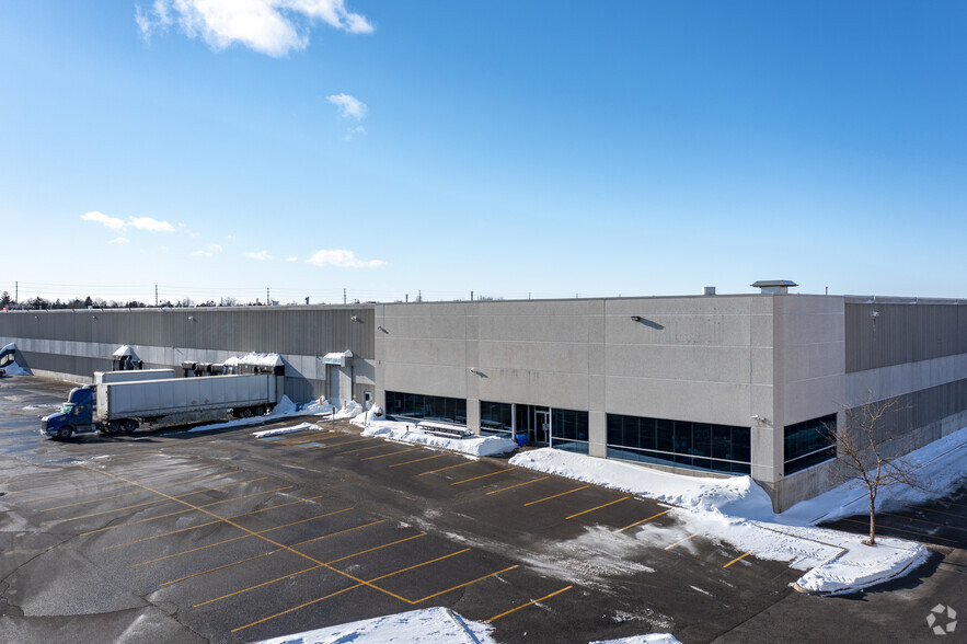 9195 Torbram Rd, Brampton, ON à louer - Photo du bâtiment - Image 2 de 6