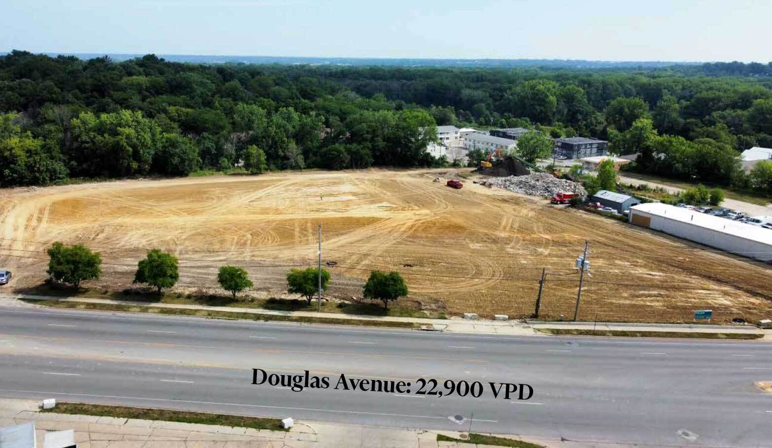 2701 Douglas Ave, Des Moines, IA à vendre Photo du bâtiment- Image 1 de 5