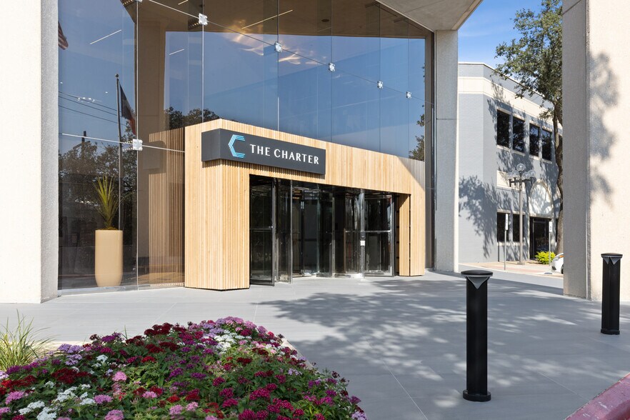 16415 Addison Rd, Addison, TX à louer - Photo du bâtiment - Image 2 de 20