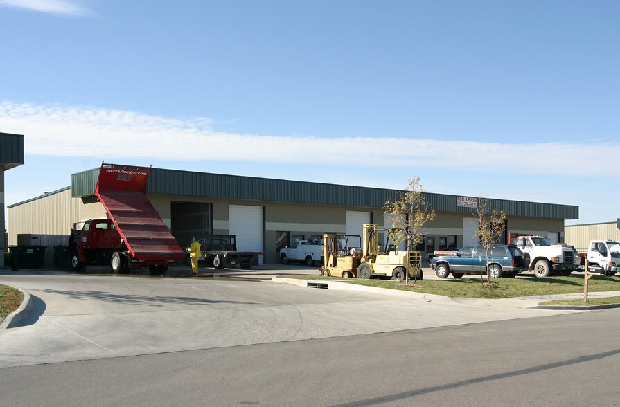 841-881 E Warren St, Gardner, KS à louer - Photo du bâtiment - Image 2 de 16