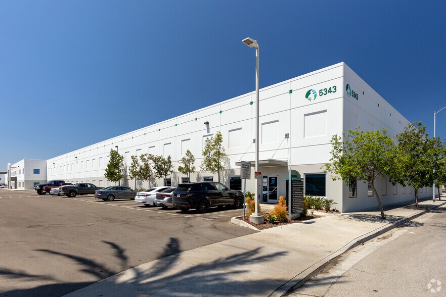 5353 W Imperial Hwy, Los Angeles, CA à louer - Photo du bâtiment - Image 2 de 2