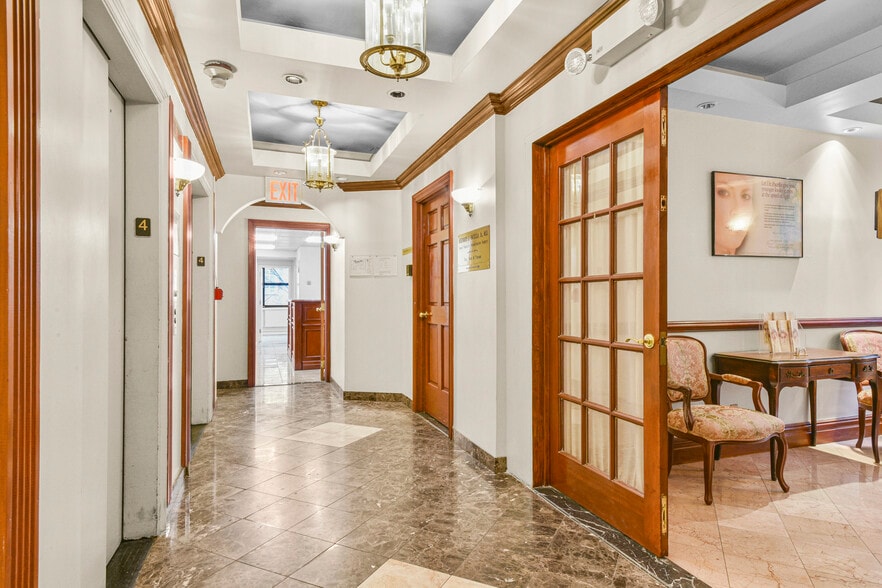 115 E 61st St, New York, NY for lease - Lobby - Image 2 of 10