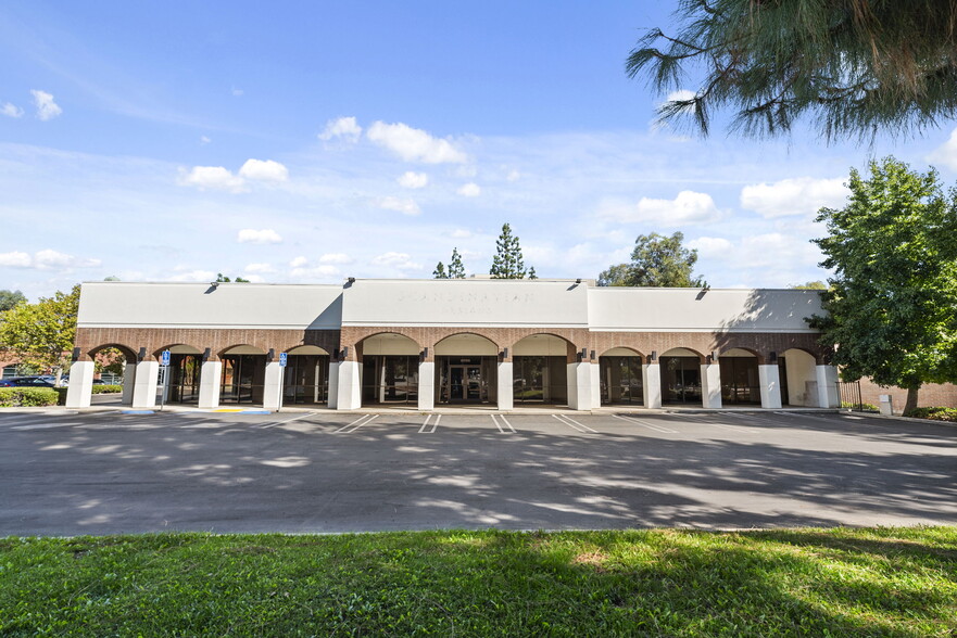 21725 Erwin St, Woodland Hills, CA for lease - Building Photo - Image 2 of 19