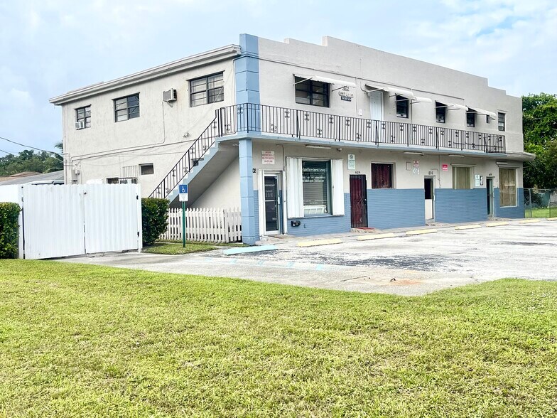 602-608 NW 1st St, Dania, FL à vendre - Photo du bâtiment - Image 1 de 19